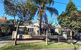 Casona LA FLORIDA con parque y pileta, a una cuadra del río